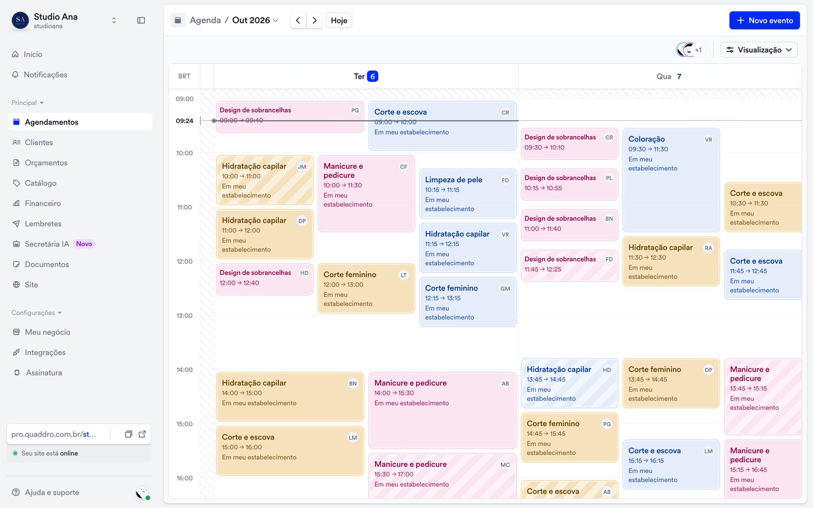 Agenda da semana na Quaddro, com os atendimentos de três profissionais em cores diferentes